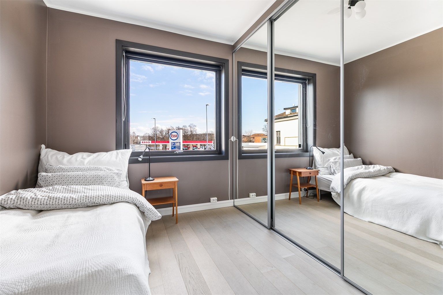 Leilighetens opprinnelige kjøkken er ombygget til soverom, innredet med en enda større speildørsgarderobe enn hovedsoverommet.