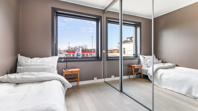 Leilighetens opprinnelige kjøkken er ombygget til soverom, innredet med en enda større speildørsgarderobe enn hovedsoverommet.