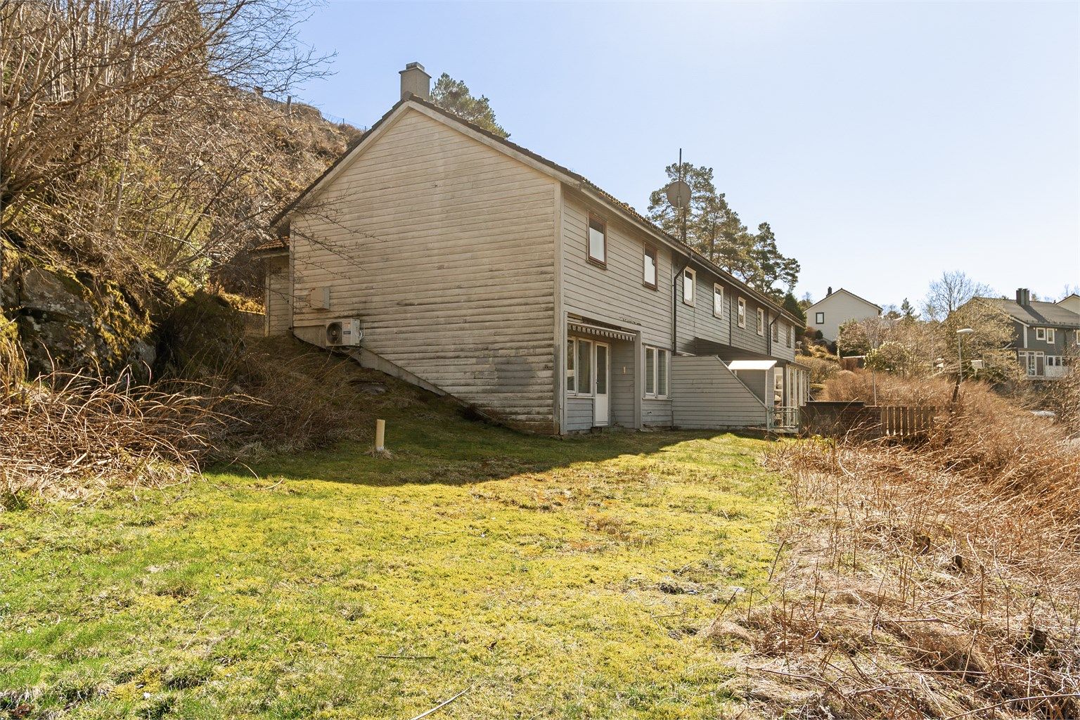 - Koselig uteområde med stor plen -