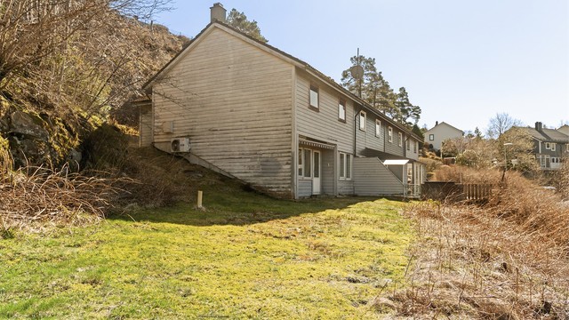 - Koselig uteområde med stor plen -