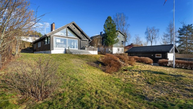 Tomt på 1,48 mål har sol fra morgen til kveld, med en østvendt markterrasse på 42 kvm og en vestvendt balkong på 22 kvm