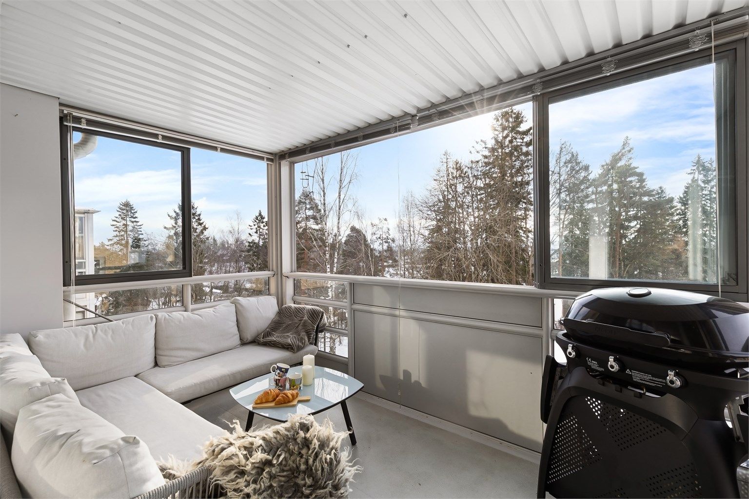 Lys og lekker topp- endeleilighet med stor balkong i et barnevennlig område. Foto: Zovenfra AS