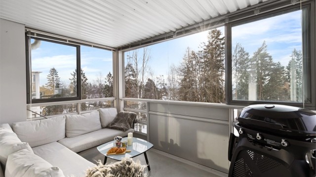 Lys og lekker topp- endeleilighet med stor balkong i et barnevennlig område. Foto: Zovenfra AS