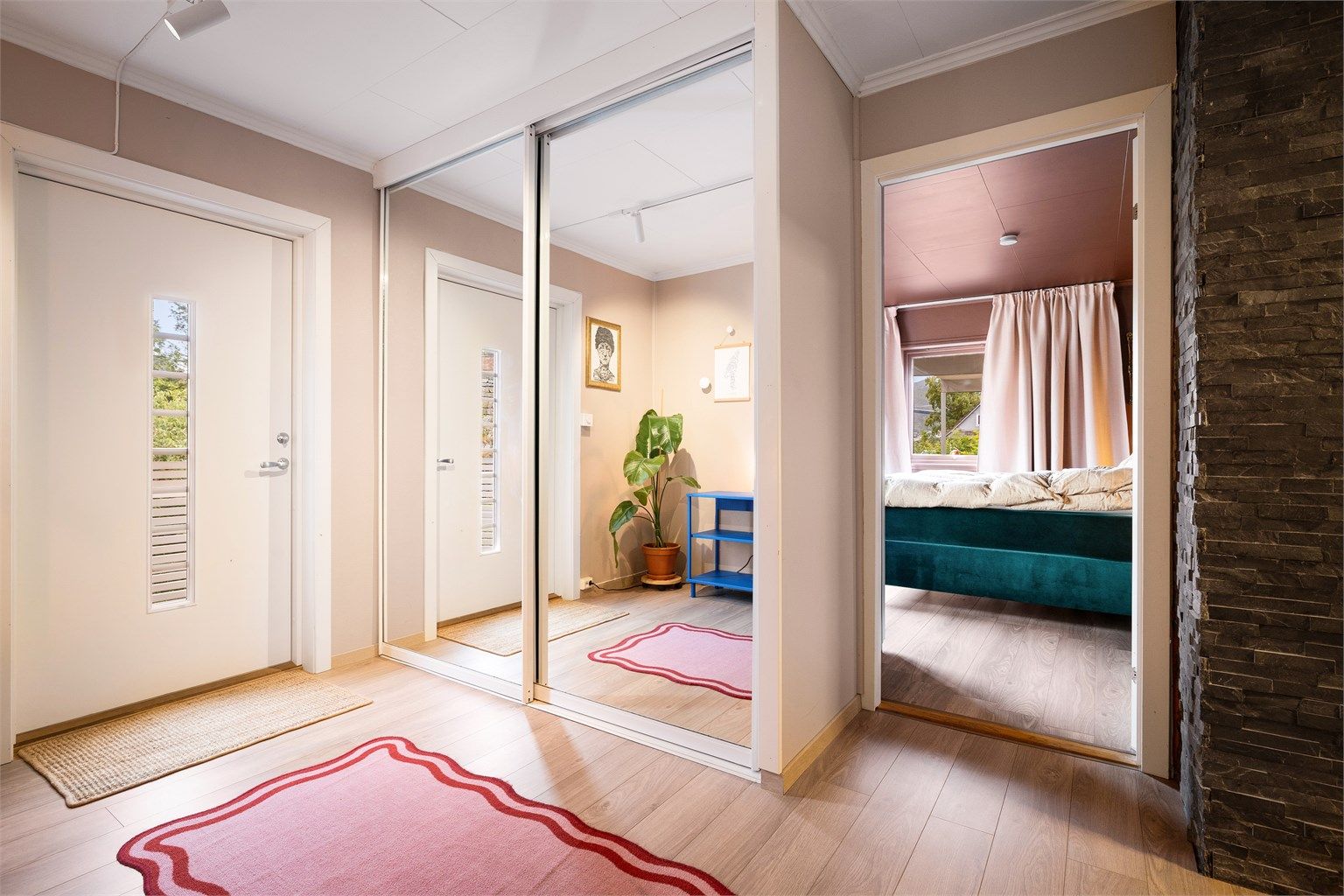 Skyvedørsgarderobe med speilfronter gir god oppbevaringsplass i entré.