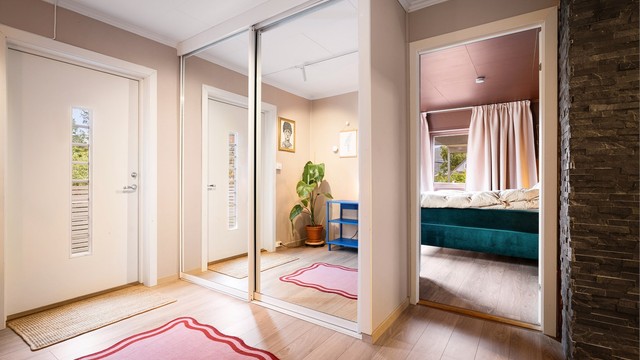 Skyvedørsgarderobe med speilfronter gir god oppbevaringsplass i entré.