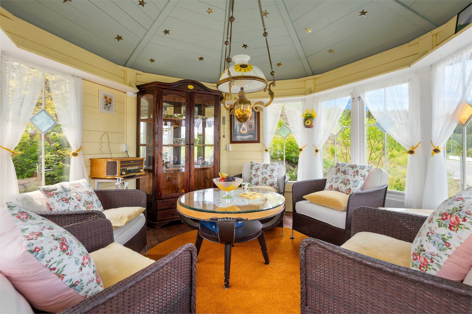 Utendørsstua har innlagt strøm og oppvarming via panelovn. 