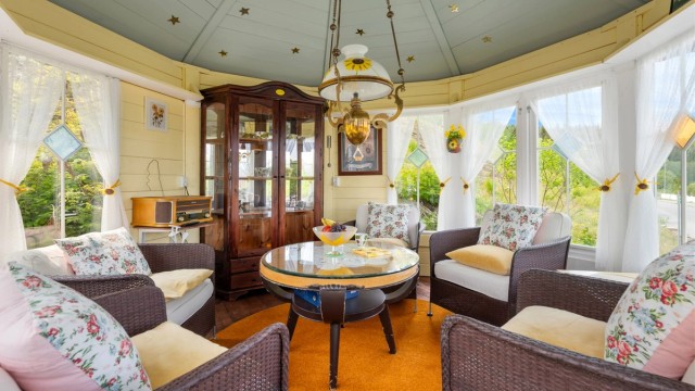 Utendørsstua har innlagt strøm og oppvarming via panelovn.