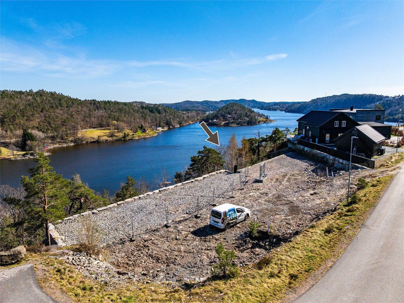 Ca. halve tomten som er opparbeidet selges (nærmest nabohuset som er oppført). 