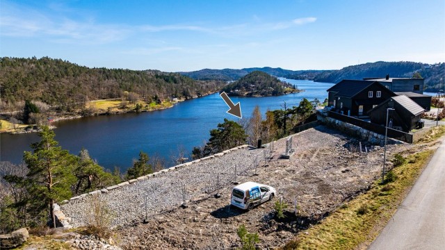 Ca. halve tomten som er opparbeidet selges (nærmest nabohuset som er oppført).