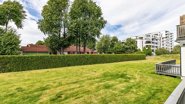 Utsyn fra terrassen over sameiets store, felles hage. Innsyn er i praksis ikke et tema.