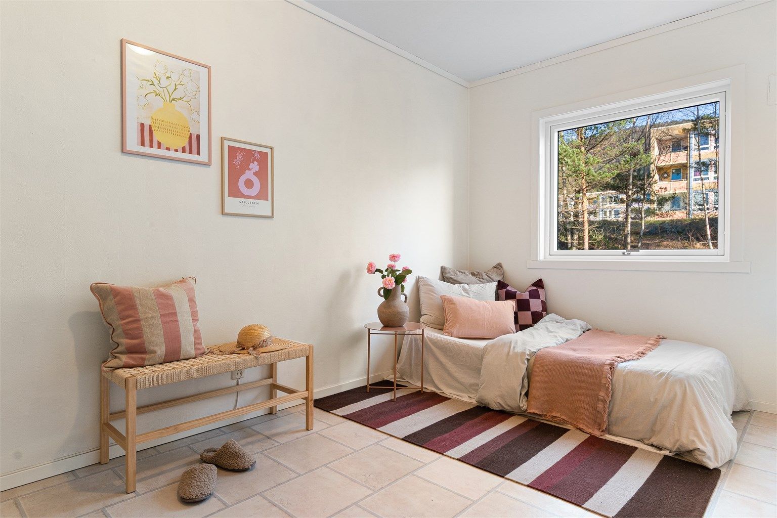 - Soverom nr. 2 passer perfekt som barnerom eller gjesterom -