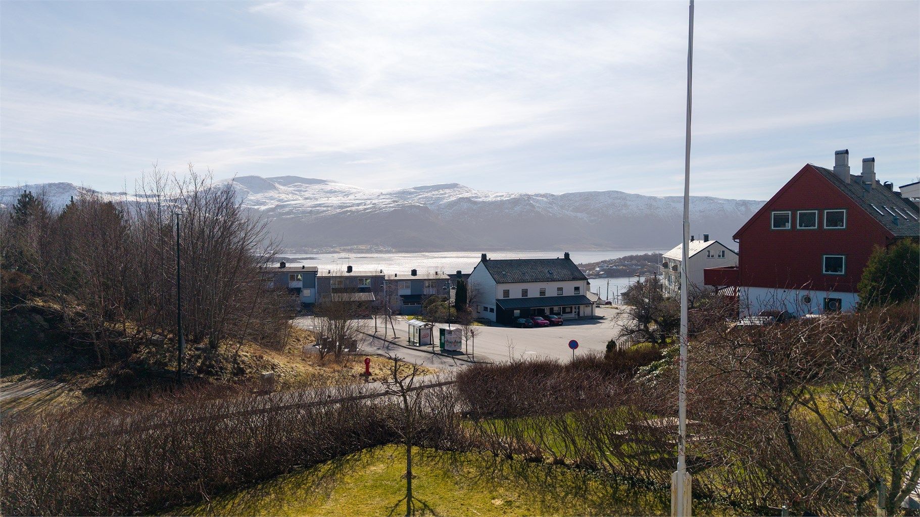 Utsikt mot syd i retning Borgundfjorden og Sula