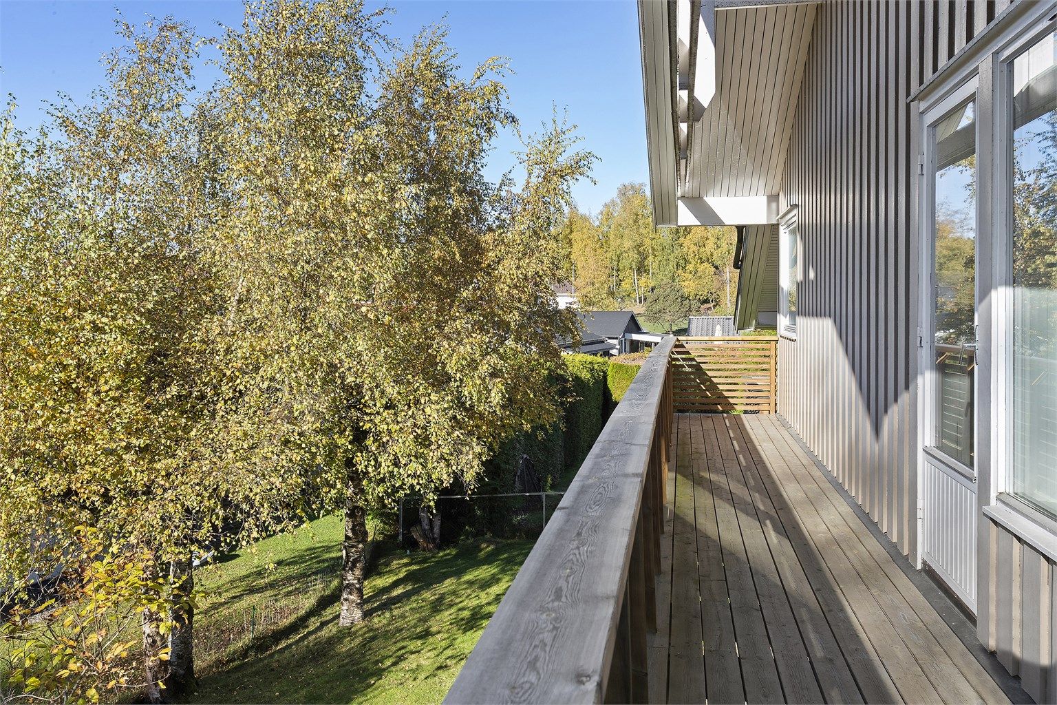 Fra stuen er det direkte utgang til veranda belagt med terrassebord.