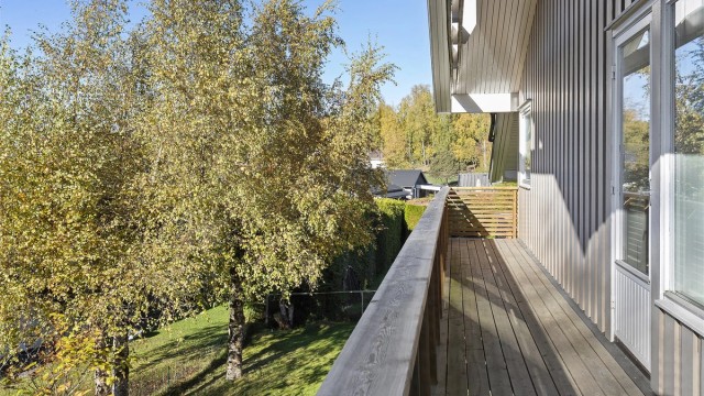 Fra stuen er det direkte utgang til veranda belagt med terrassebord.