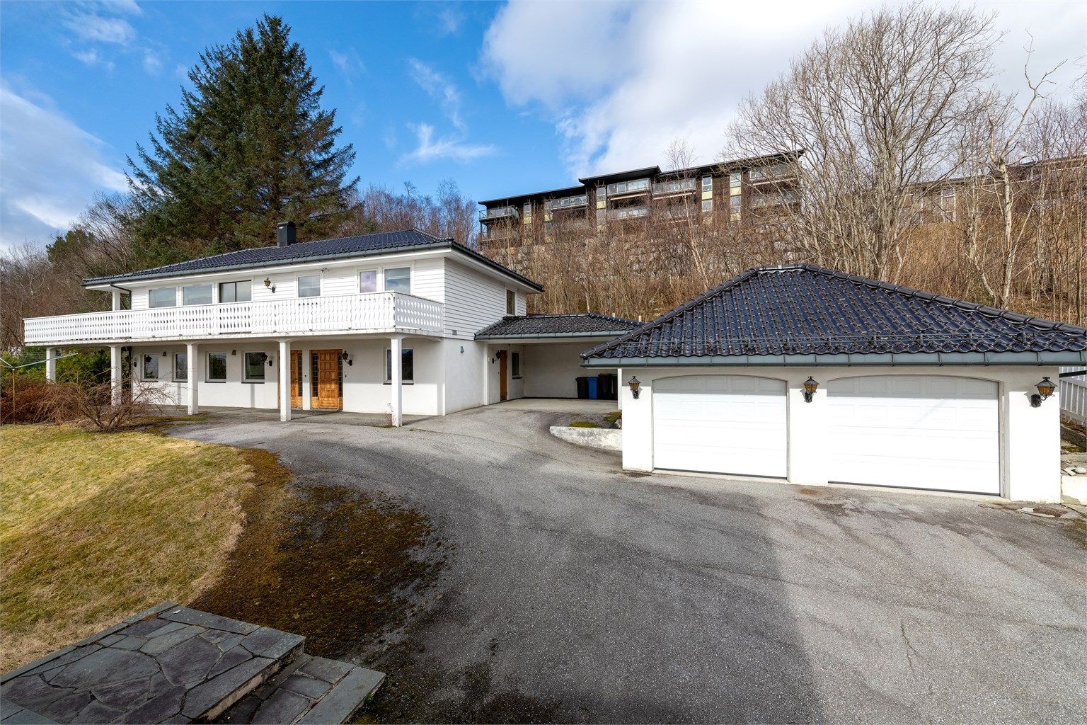 Garasje mot øst tilknyttet boligen fra 1988. Dobbelgarasje er på 57 m2, med innlagt strøm og en praktisk lagringshems