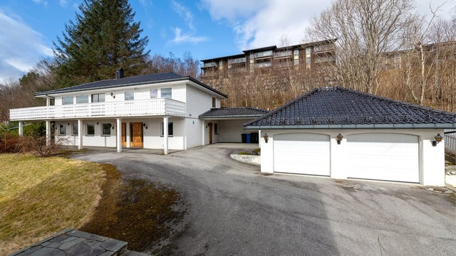 Garasje mot øst tilknyttet boligen fra 1988. Dobbelgarasje er på 57 m2, med innlagt strøm og en praktisk lagringshems