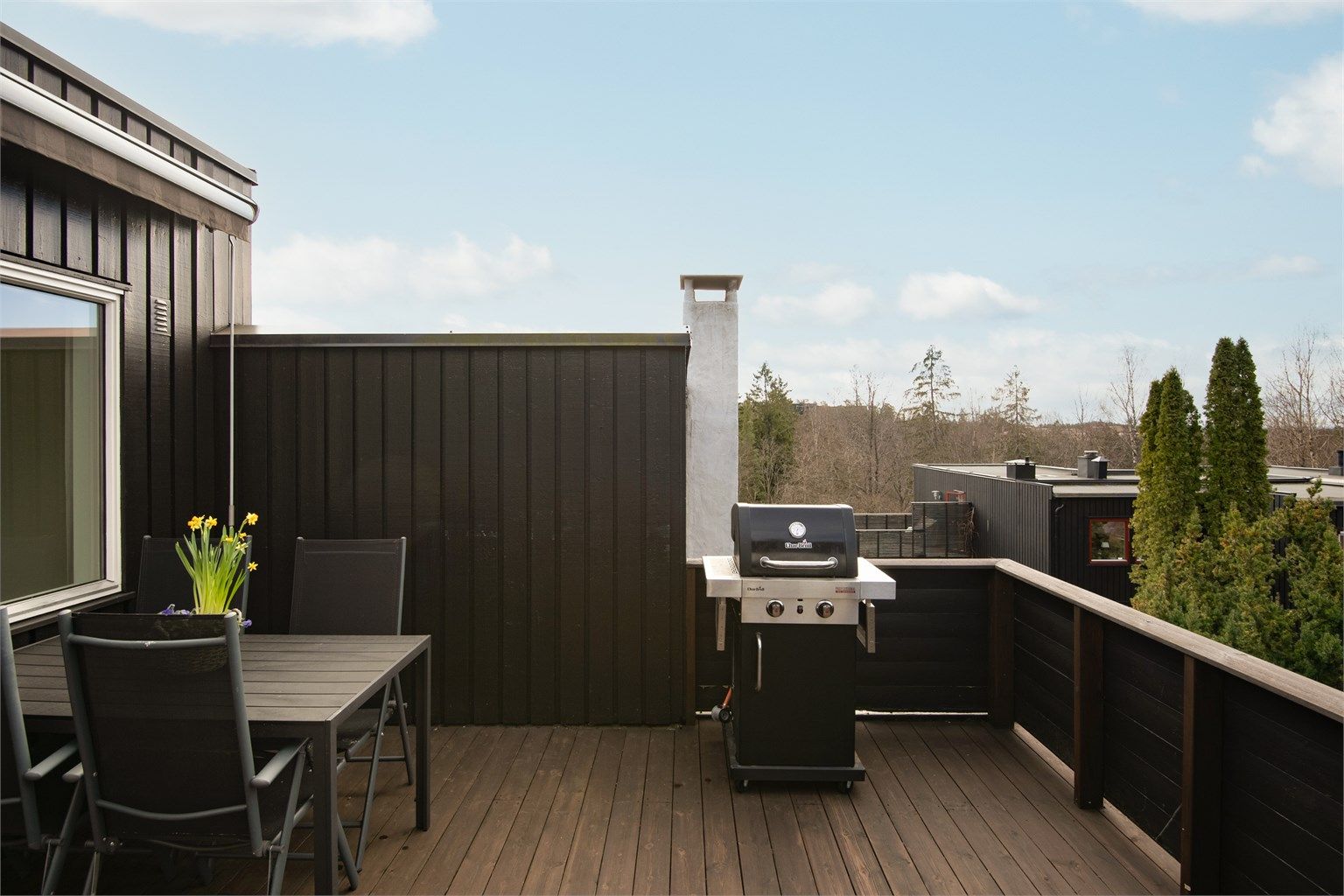 Her ute kan du nyte utsikten over de grønne fellesområdene.