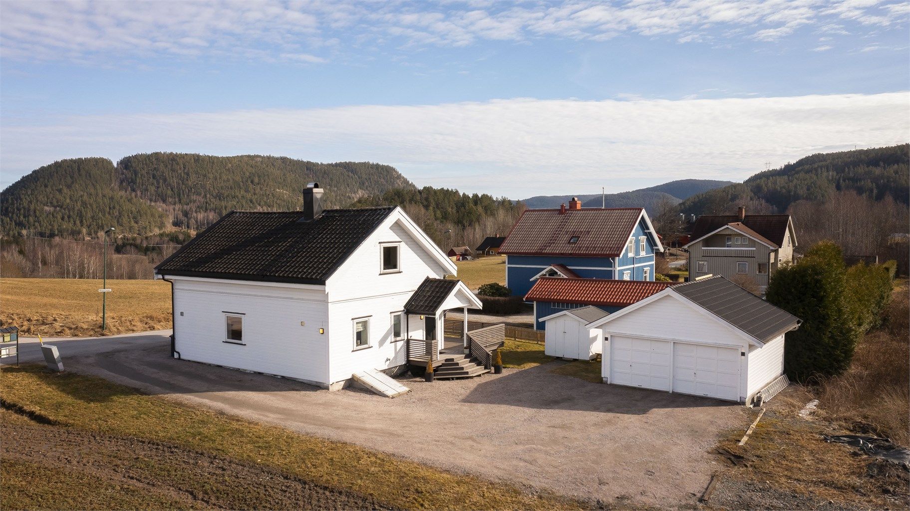 Flott enebolig med dobbelgarasje i landlige omgivelser. Foto: Danny Twang