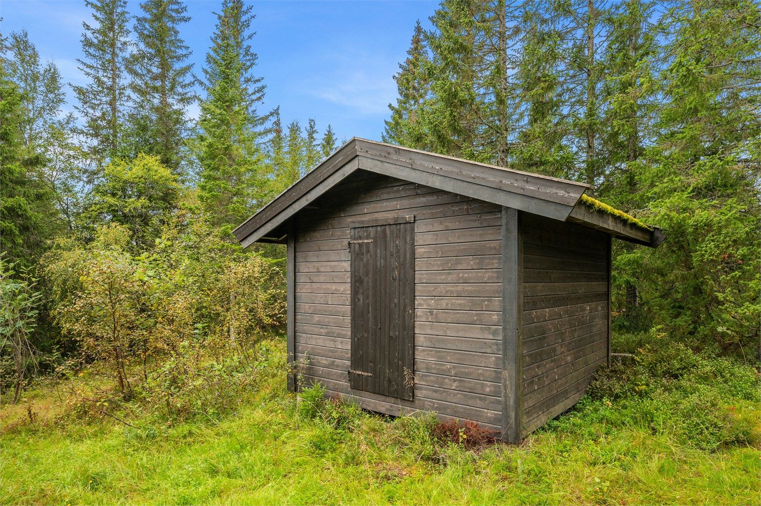 På eiendommen står det også et frittstående uthus på 8 kvm.  Praktisk for oppbevaring av turutstyr, ved og annet hytteutstyr.