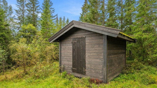 På eiendommen står det også et frittstående uthus på 8 kvm. Praktisk for oppbevaring av turutstyr, ved og annet hytteutstyr.