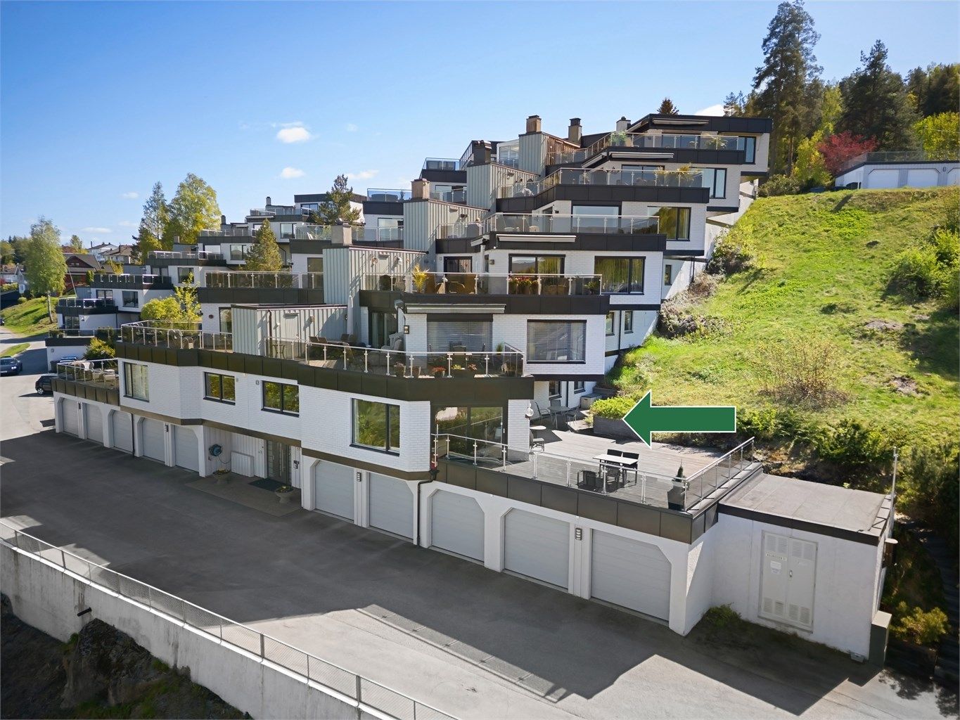 Lys og romslig 3(4)-roms terrasseleilighet beliggende i hjørne av 2. etasje (første boligetasje)