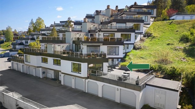 Lys og romslig 3(4)-roms terrasseleilighet beliggende i hjørne av 2. etasje (første boligetasje)