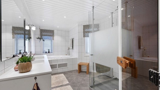 Et romslig og komplett bad med både dusj, badekar og badstue.