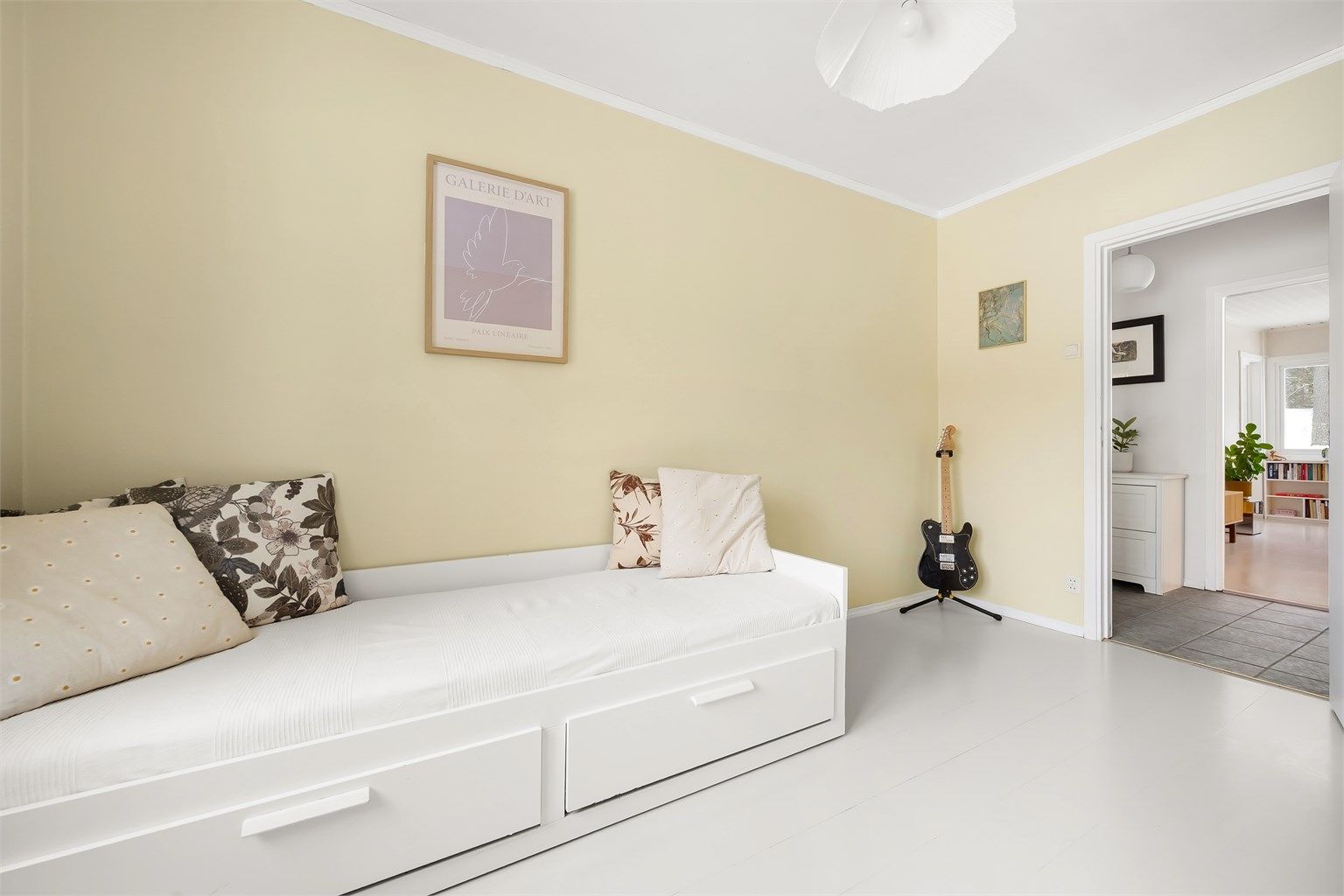 Rommet har slett innerdør og naturlig ventilasjon via ventil i vinduet.