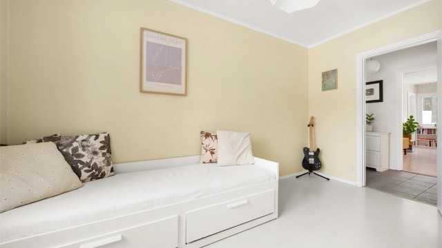 Rommet har slett innerdør og naturlig ventilasjon via ventil i vinduet.