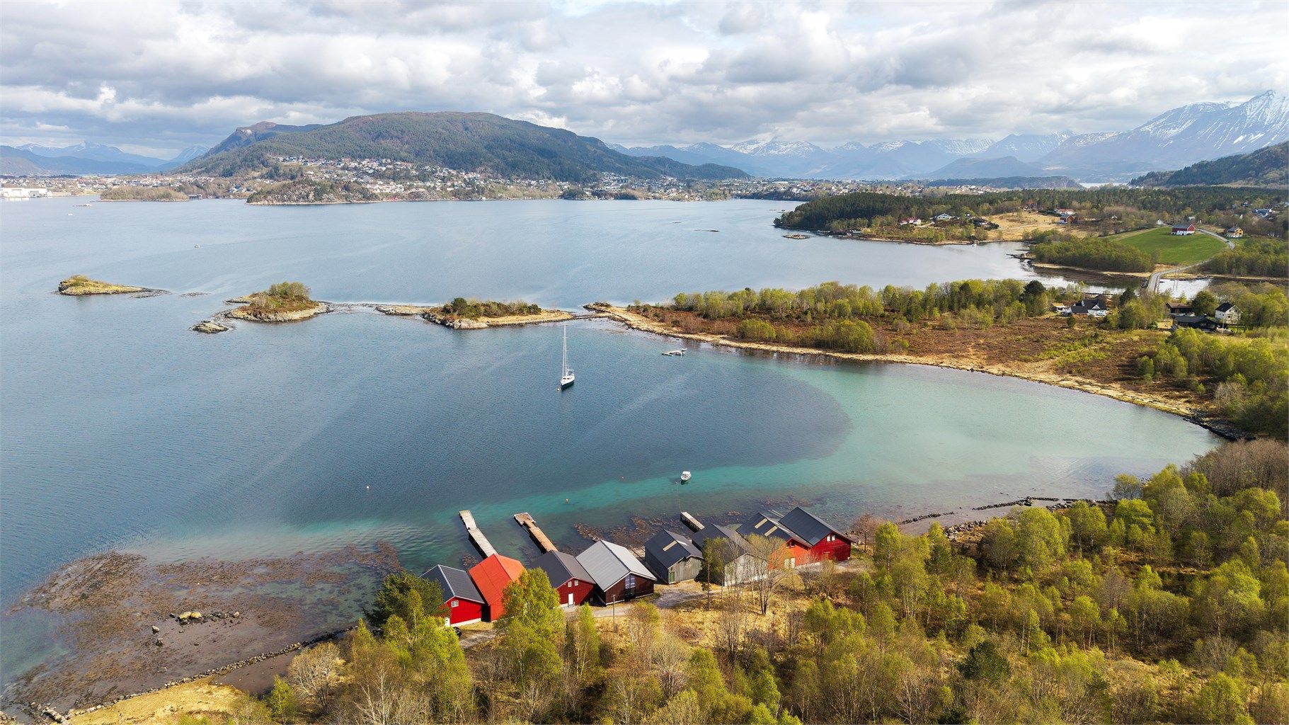 Her ligger alt til rette for å nyte sjøen og den flotte naturen i området.