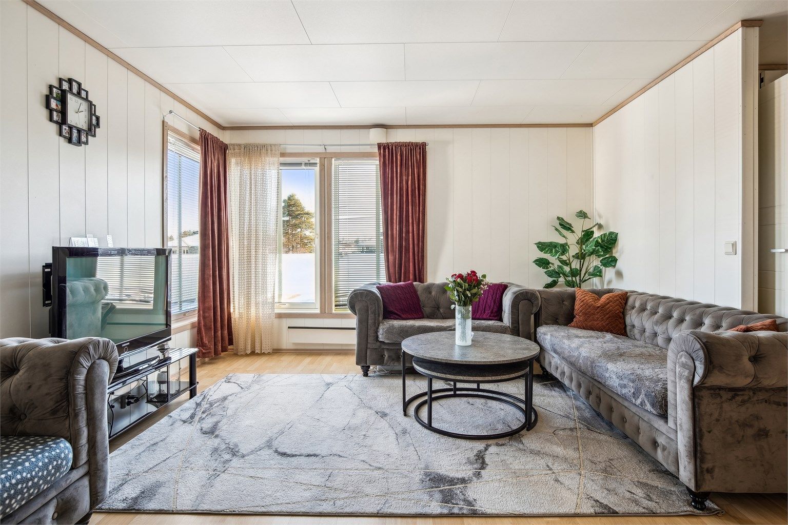 Store vindusflater i stue slipper inn rikelig med naturlys og gir en god romfølelse.