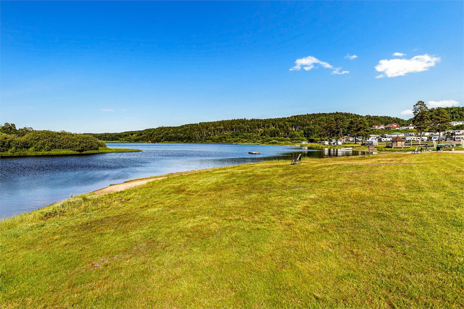 Her finnes det også store, åpne fellesområder ved vannet.