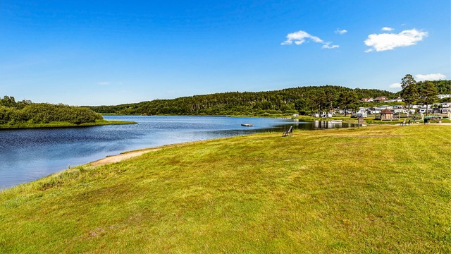 Her finnes det også store, åpne fellesområder ved vannet.