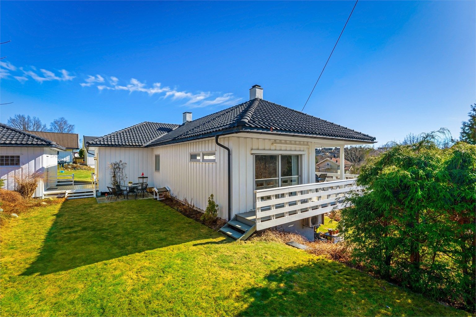 Utvendig har boligen flotte uteplasser, og en koselig hage