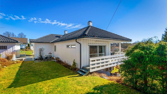 Utvendig har boligen flotte uteplasser, og en koselig hage
