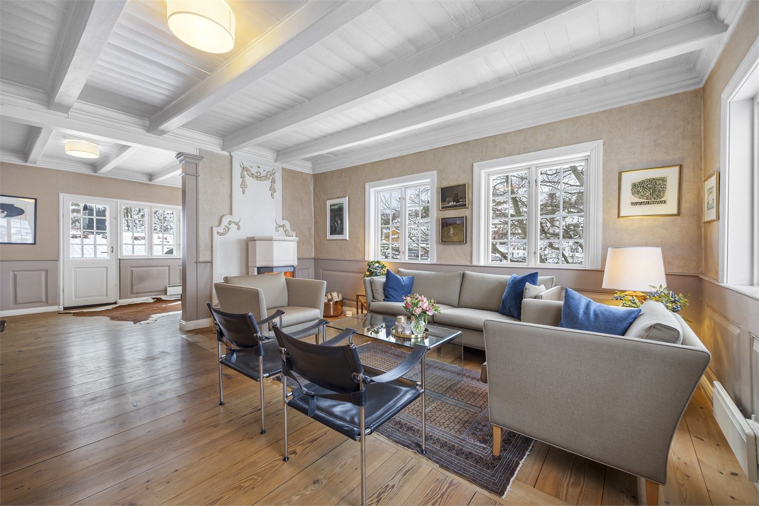 Boligen er oppført over 3 plan og rommer 311 kvm (BRA-i). 