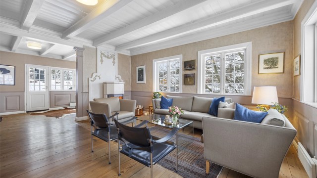 Boligen er oppført over 3 plan og rommer 311 kvm (BRA-i).