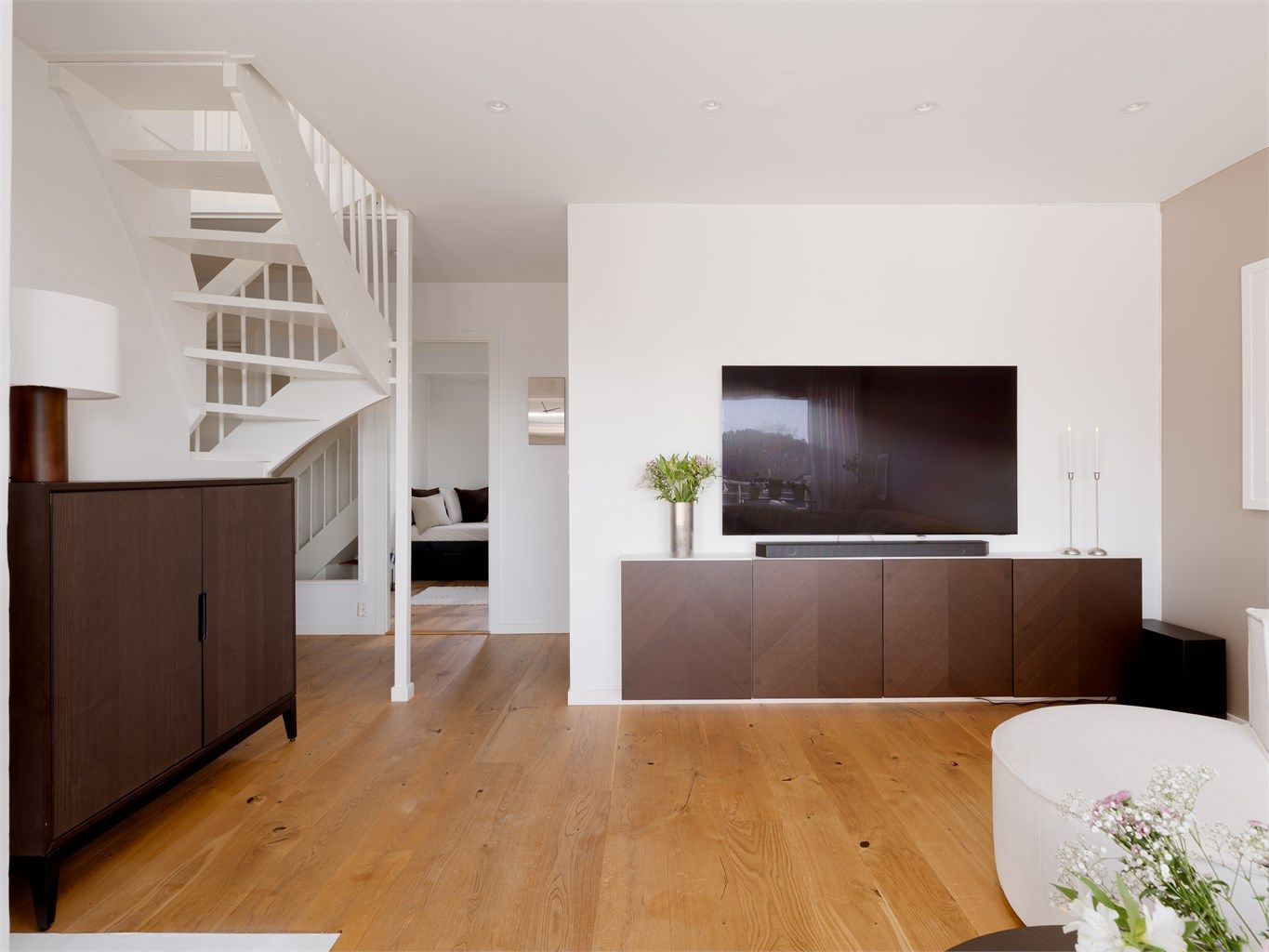 Boligens svært gode takhøyde er godt utnyttet med en romslig hems. 