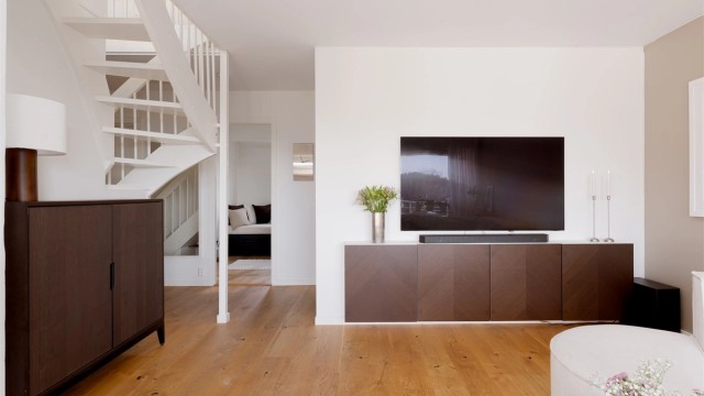 Boligens svært gode takhøyde er godt utnyttet med en romslig hems.