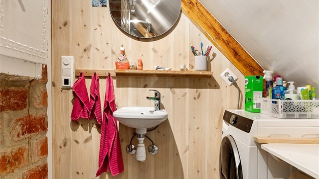 Badet har flislagt gulv med varme og baderomsplater på vegg samt opplegg for vaskemaskin. Badet ble oppgradert i 2022 i følge selger.