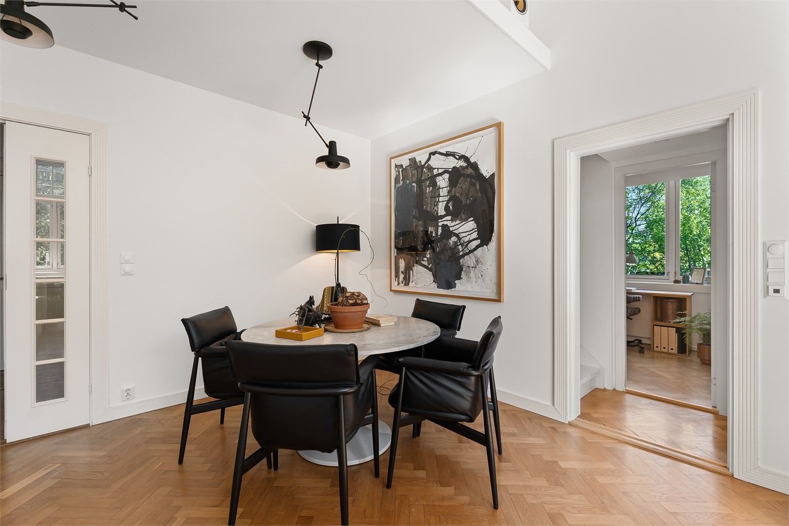 Spisestuen har en naturlig plassering i overgangen mot soveromsavdelingen.