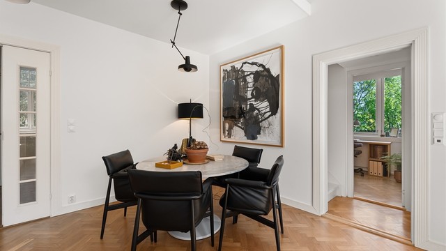 Spisestuen har en naturlig plassering i overgangen mot soveromsavdelingen.