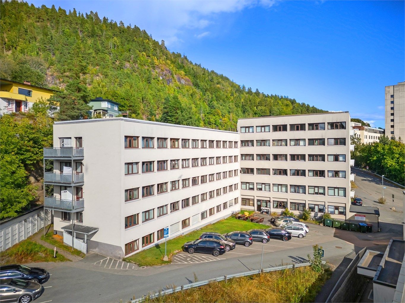 Parkeringsområde på felles gårdsplass (ingen faste plasser).