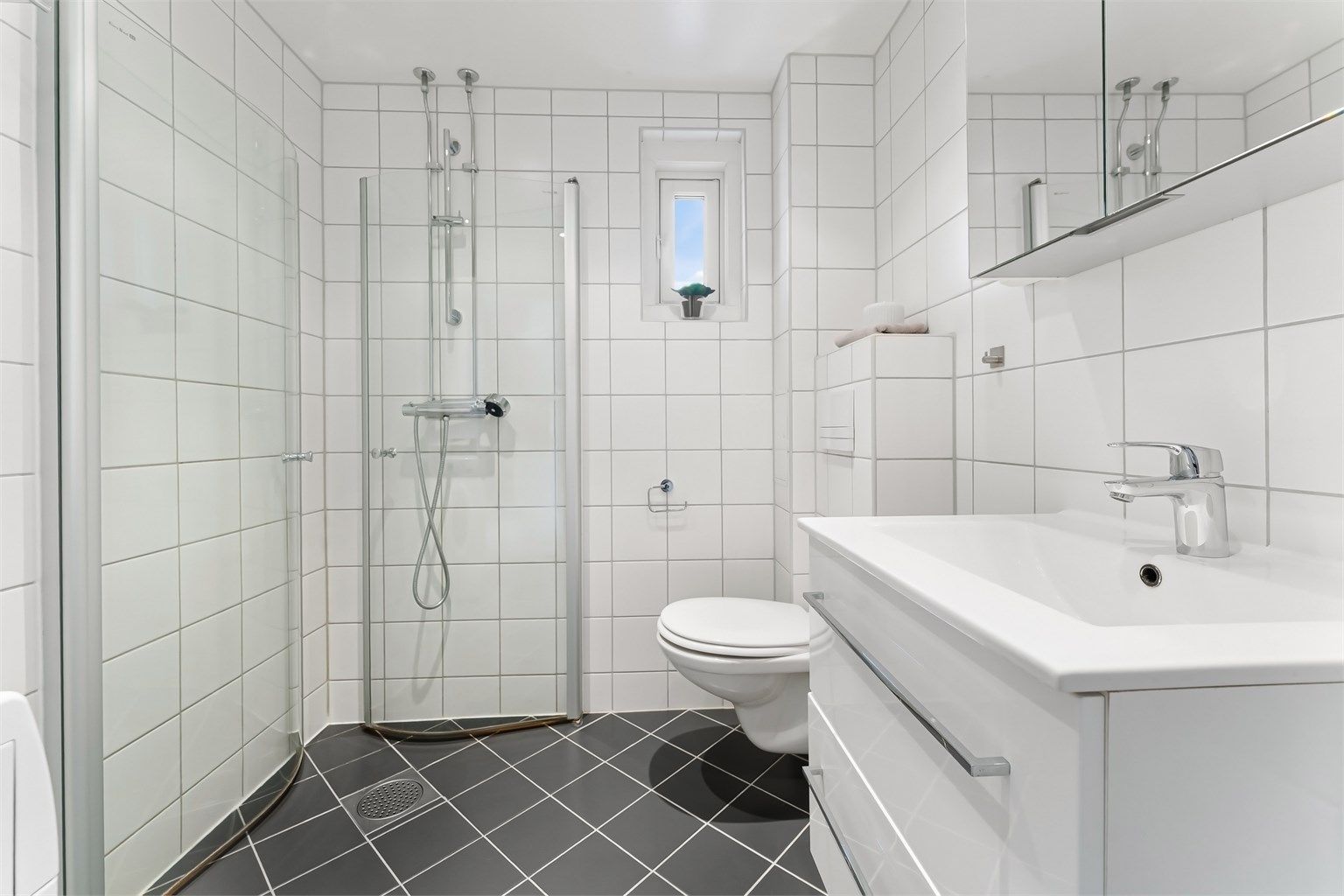 Badet ble oppgradert i 2011 i regi av borettslaget, med flislagt gulv og vegger.