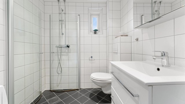 Badet ble oppgradert i 2011 i regi av borettslaget, med flislagt gulv og vegger.