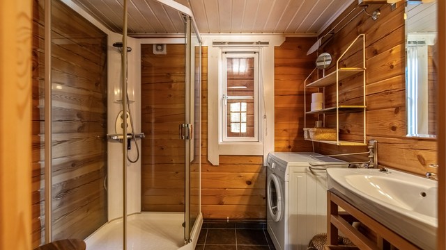 Badet er utstyrt med dusjkabinett, toalett og har opplegg for vaskemaskin.