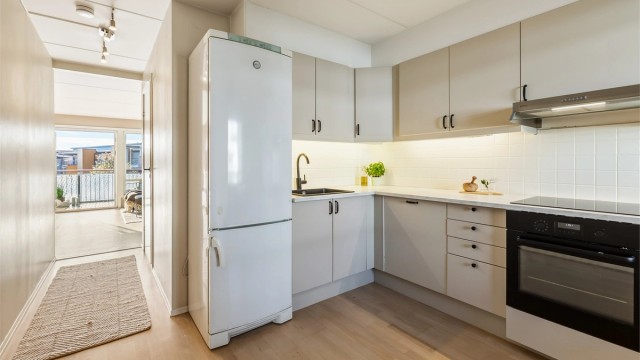 Kjøkkenet ligger i en separat løsning og er godt utnyttet med lagringsplass i både skap og skuffer samt store overflater for matlaging. Her er det plass til egen spisesone. Brannslange er plassert under kjøkkenbenken.