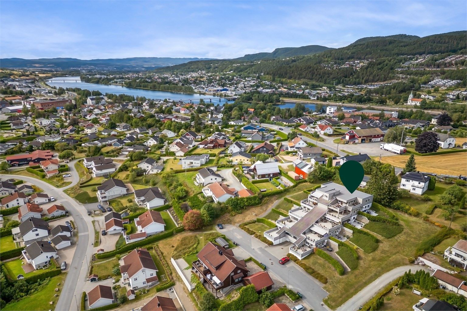 Eiendommen har en flott beliggenhet i et rolig, veletablert og attraktivt boligområde