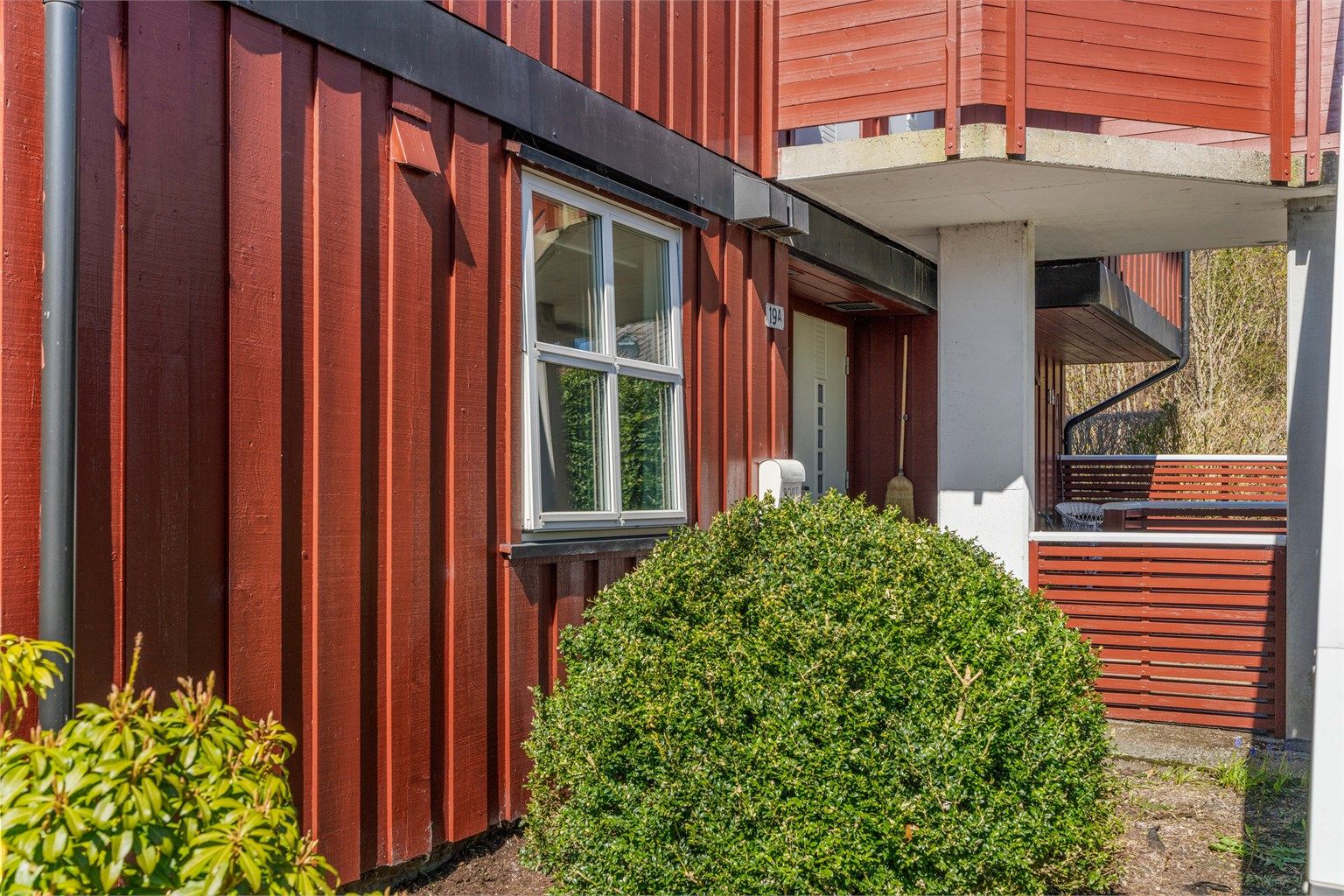 Bygget har stående trekledning og tak tekket med betongtakstein.