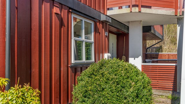 Bygget har stående trekledning og tak tekket med betongtakstein.